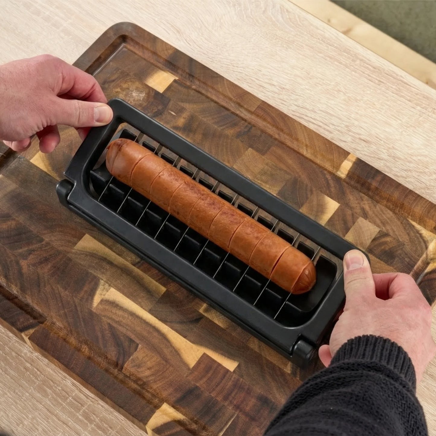 Schwarzer Currywurstschneider