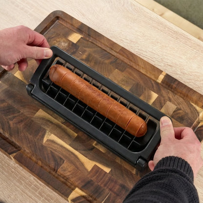 Schwarzer Currywurstschneider
