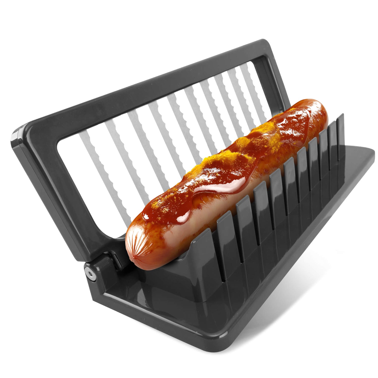 schwarzer Currywurstschneider mit Currywurst auf weißem Hintergrund – idealer Wurstschneider für gleichmäßige Würstchenscheiben.